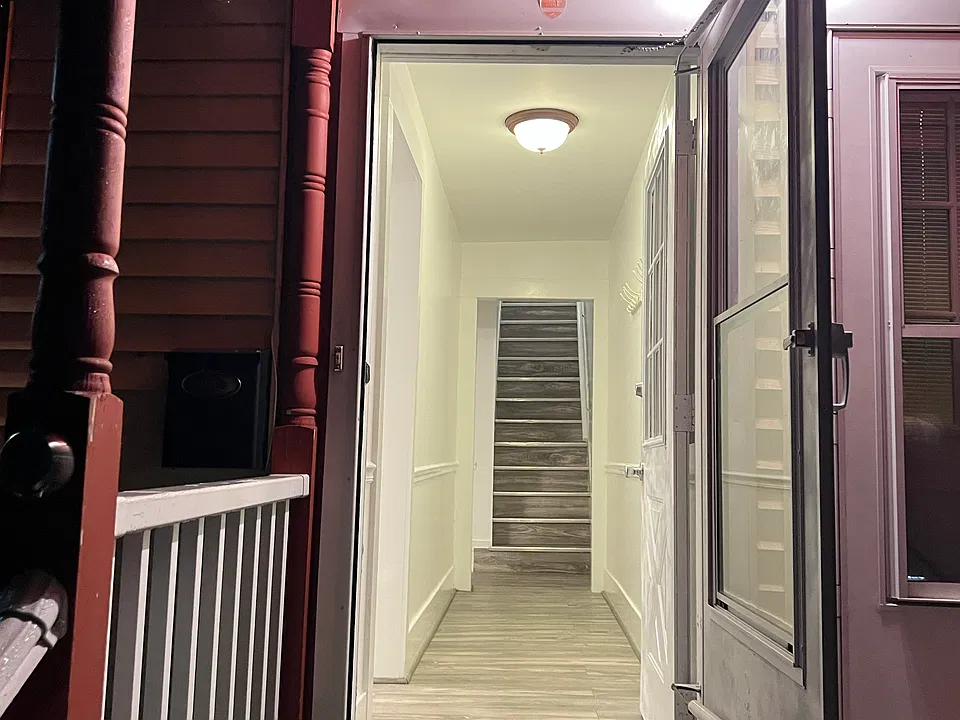64 Saunders St