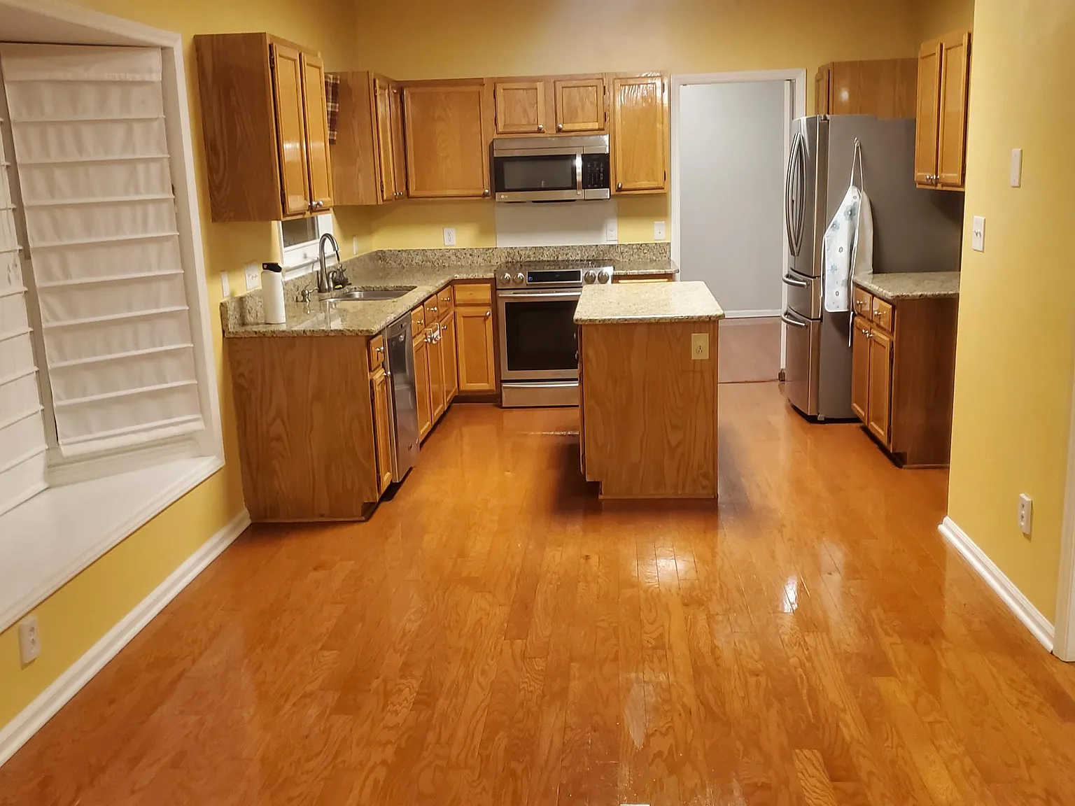 4 bed, 2412 sqft, $2,550 — Photo 2