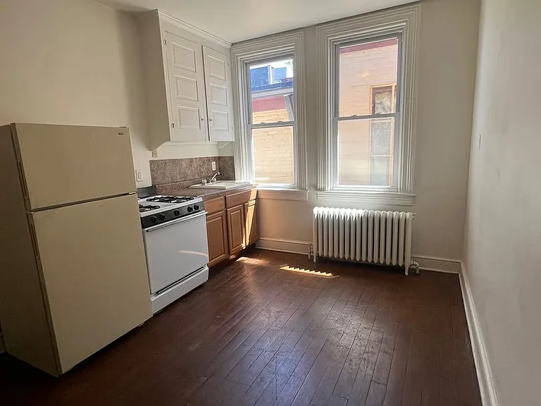 536 E Fulton St — Photo 3