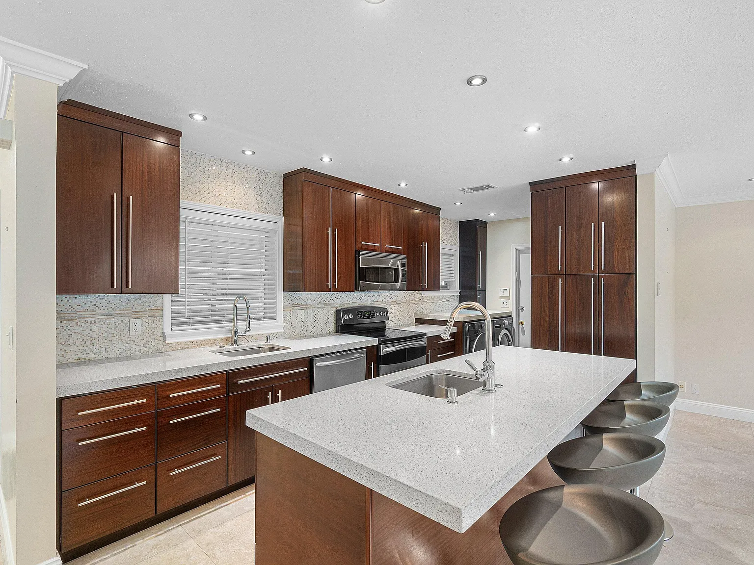 3 bed, 2.0 bath, 1378 sqft, $5,900 — Photo 4