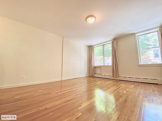 2nd image of 940 Lorimer St APT 1C