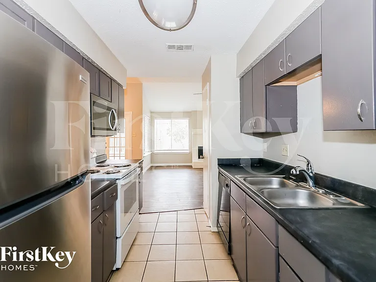 10810 Lakewood Oaks Dr — Photo 6