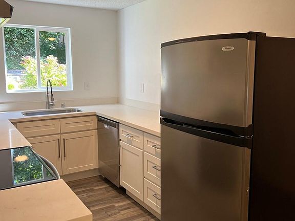 5th image of 1620 NE Pleasant St #102