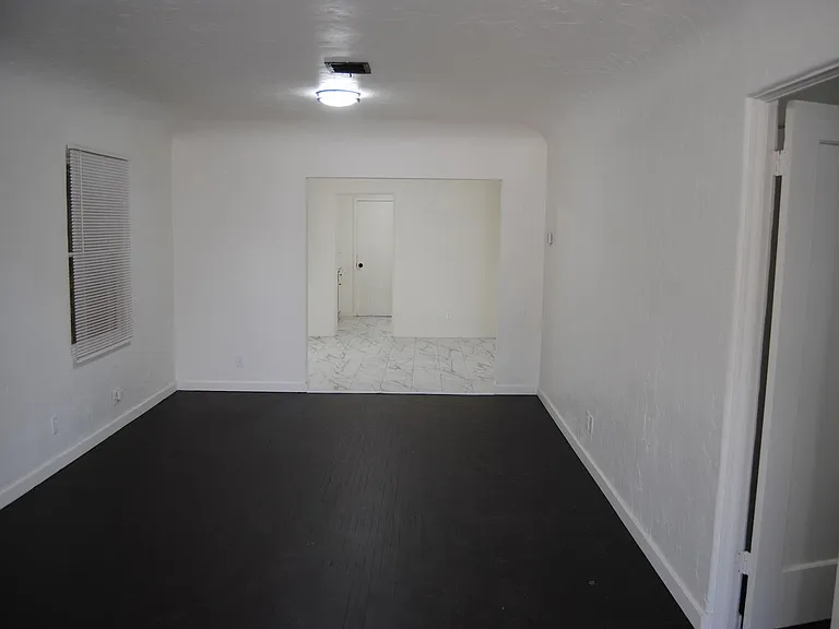 408 Oildale Dr — Photo 3