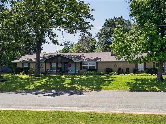 2nd image of 201 Colonial Cir