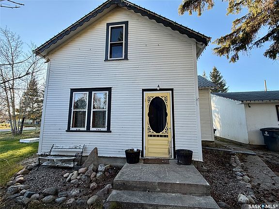 2nd image of 302 3rd Street