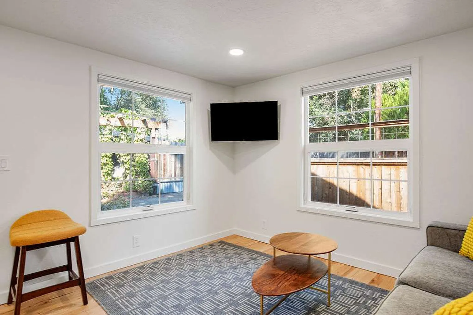 1 bed, 1.0 bath, 592 sqft, $2,358 — Photo 2