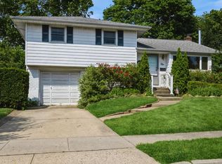 10 Nancy Dr, Farmingdale, NY 11735