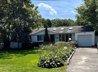 128 Wayne St, Hauppauge, NY 11788