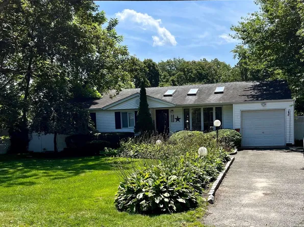 128 Wayne Street, Hauppauge, NY 11788