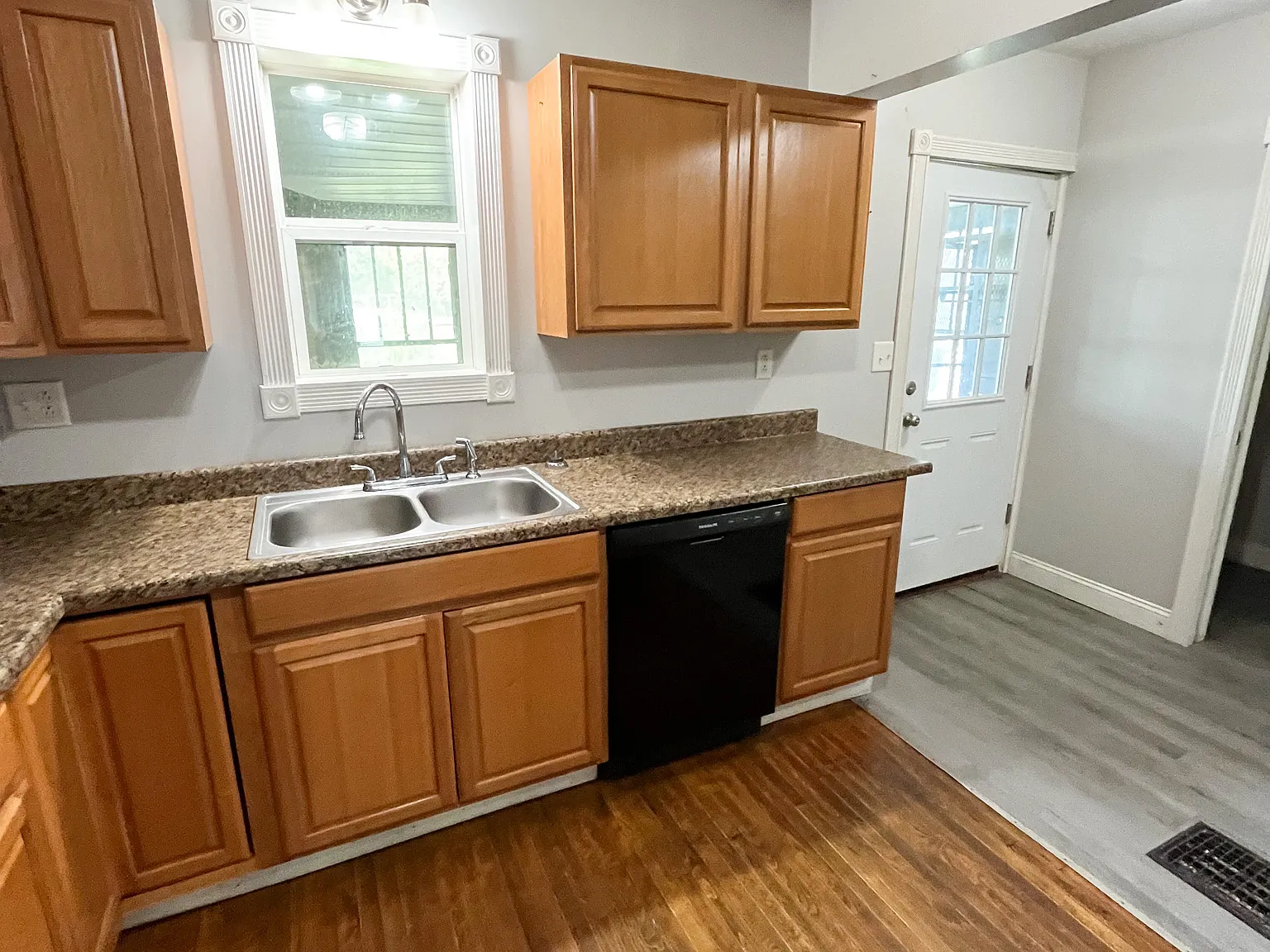 1009-1011 Bronson Street - 1011 — Photo 2