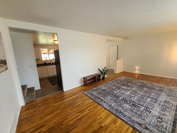 4th image of 559 W Spacerama Dr