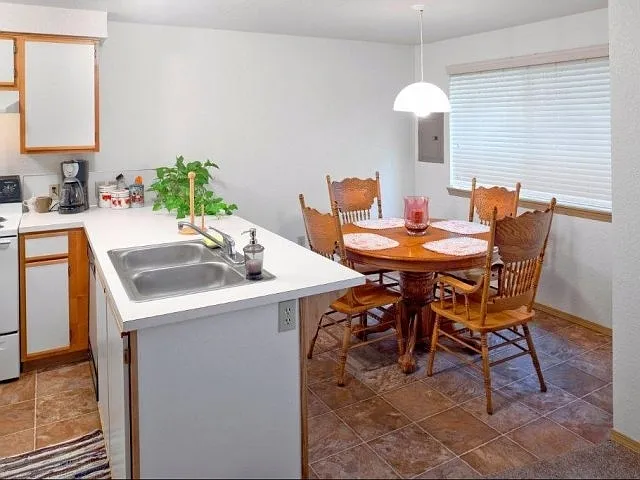 020-Creekside Apartments — Photo 4