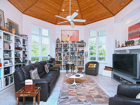 WARM WOOD INLAY CEILING