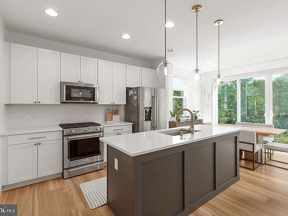 3rd image of 725 Electric Ave