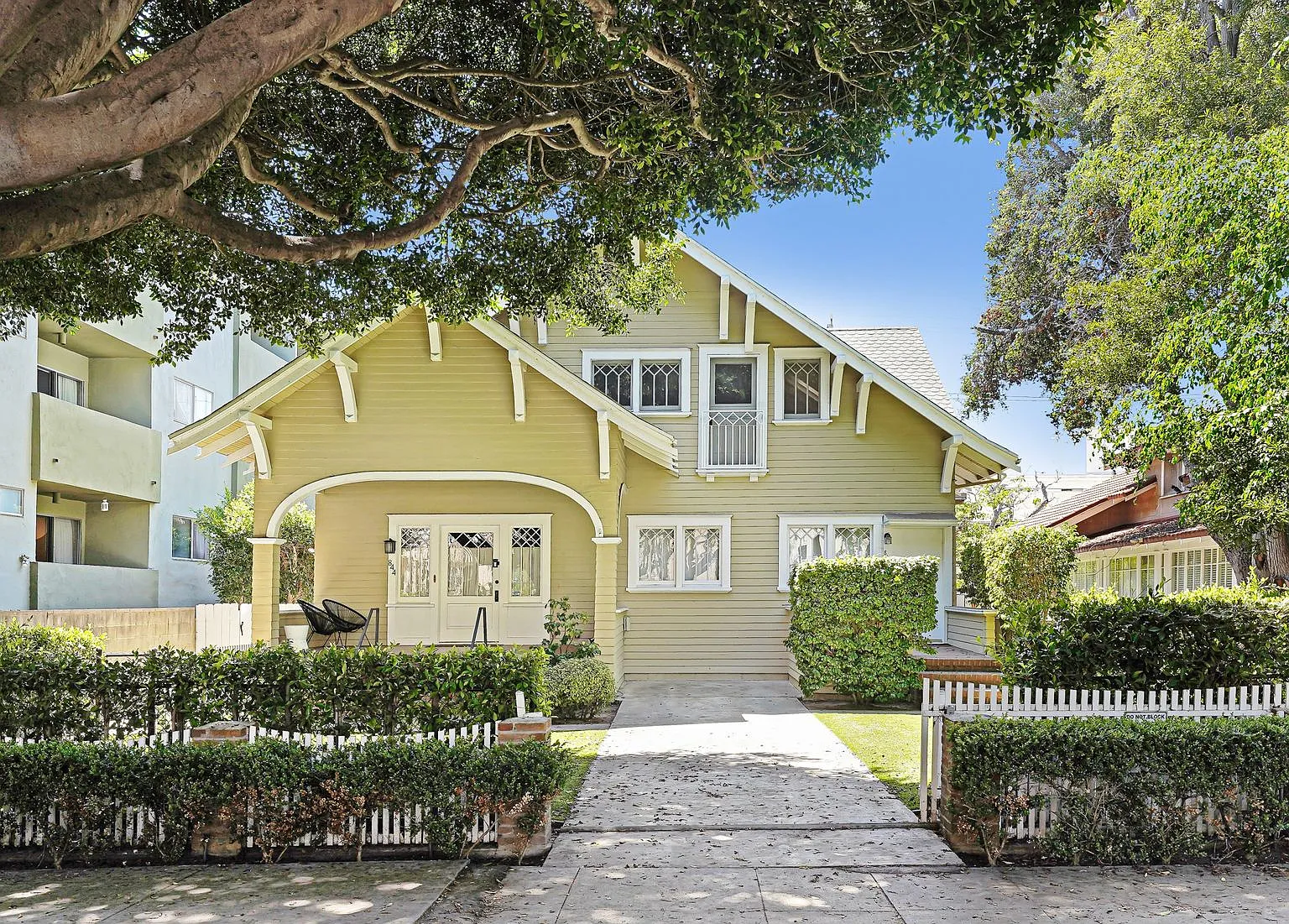Remodeled lower studio unit on 2nd St, steps to Montana Ave and the beach! Upgraded floors and ap... — Photo 2