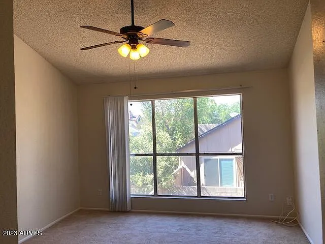 530 E Kerry Ln — Photo 4