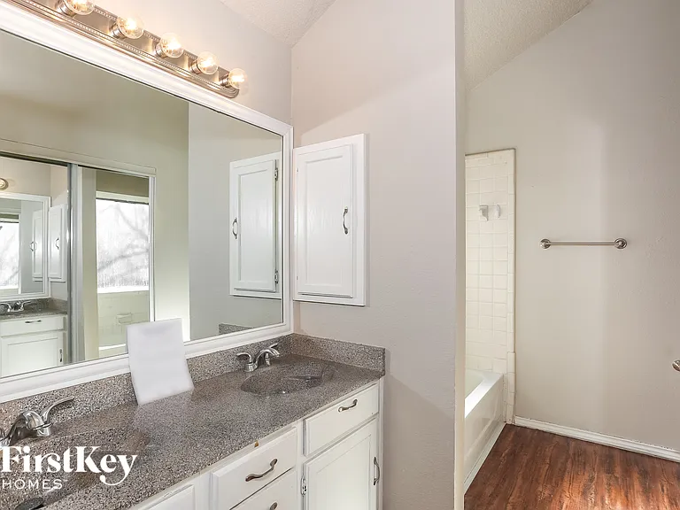 2321 Lakeshore Ln — Photo 10