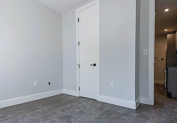4th image of 409 Chauncey St #2E