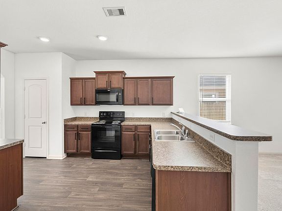 5th image of 718 Crystal Lakes Dr
