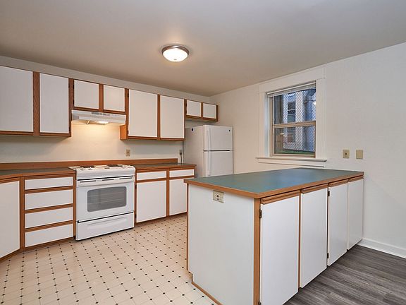 2nd image of 1421 2nd Ave N APT 2