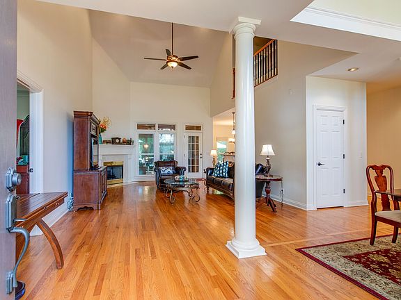 4th image of 537 Montridge Ct