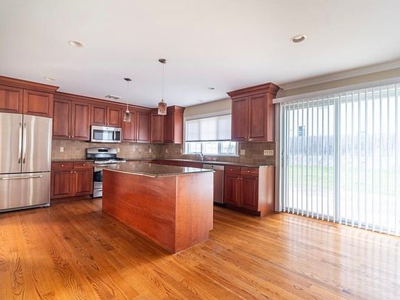 3rd image of 43 Quintard Dr