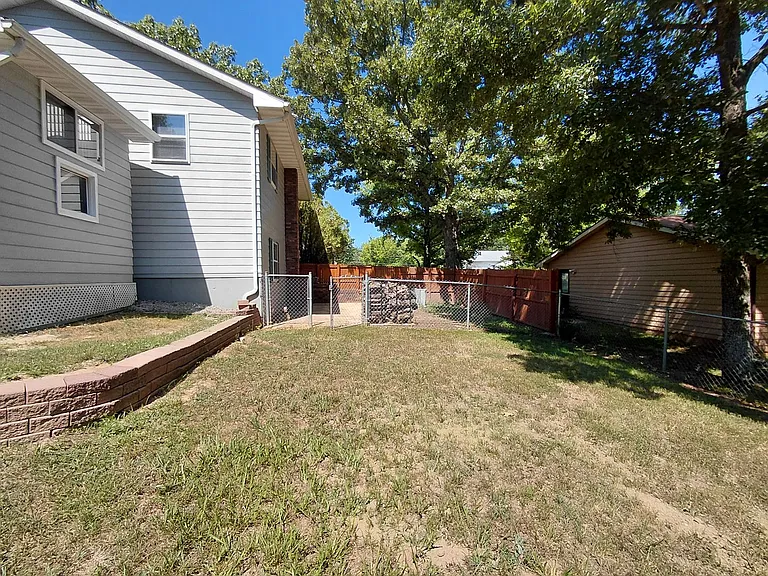 109 Vaughan Ct — Photo 12
