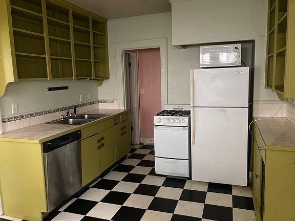kitchen with gas range/stove and dishwasher