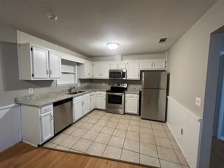 812 Robin Hood Trl — Photo 15