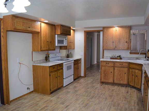 5th image of 901 Sunnybrook Ln