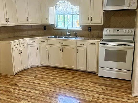 5th image of 282 Lopez Ln