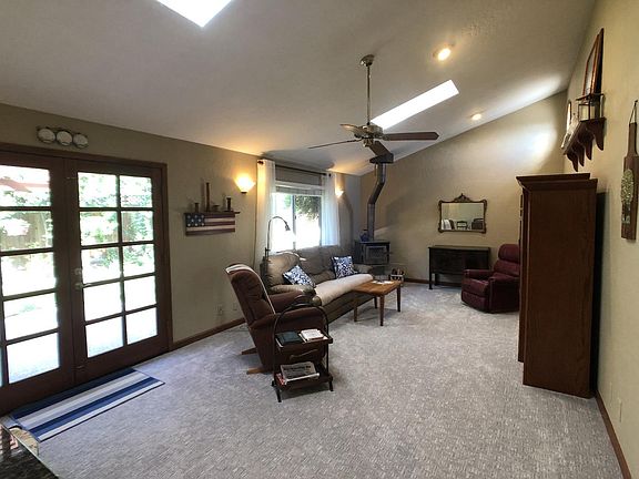 3rd image of 894 Mulcaster Ct