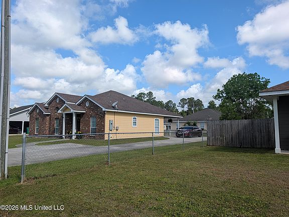 2nd image of 216 Dogwood St