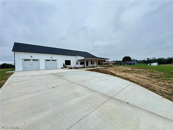 2nd image of 454 Hocking Rd