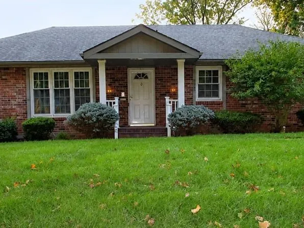3906 Lakeview Dr, Leavenworth, KS 66048