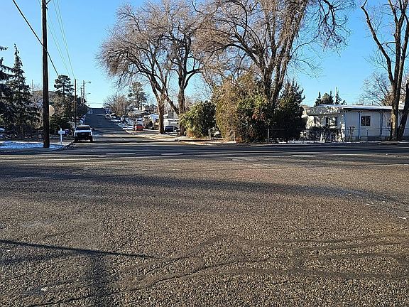 5th image of 802 Campbell St