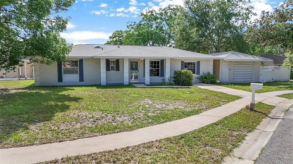 4 bed, 2.0 bath, 1675 sqft, $2,300 — Photo 1
