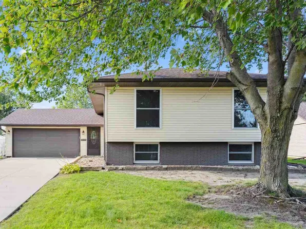 1617 Brookdale Ln NE, Cedar Rapids, IA 52402