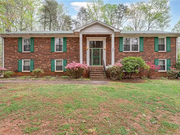 3231 Shaftesbury Ln, Winston Salem, NC 27105