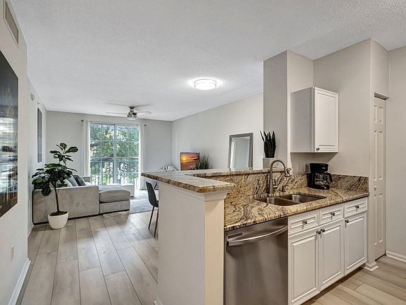 3rd image of 630 Sapodilla Ave Floor 1