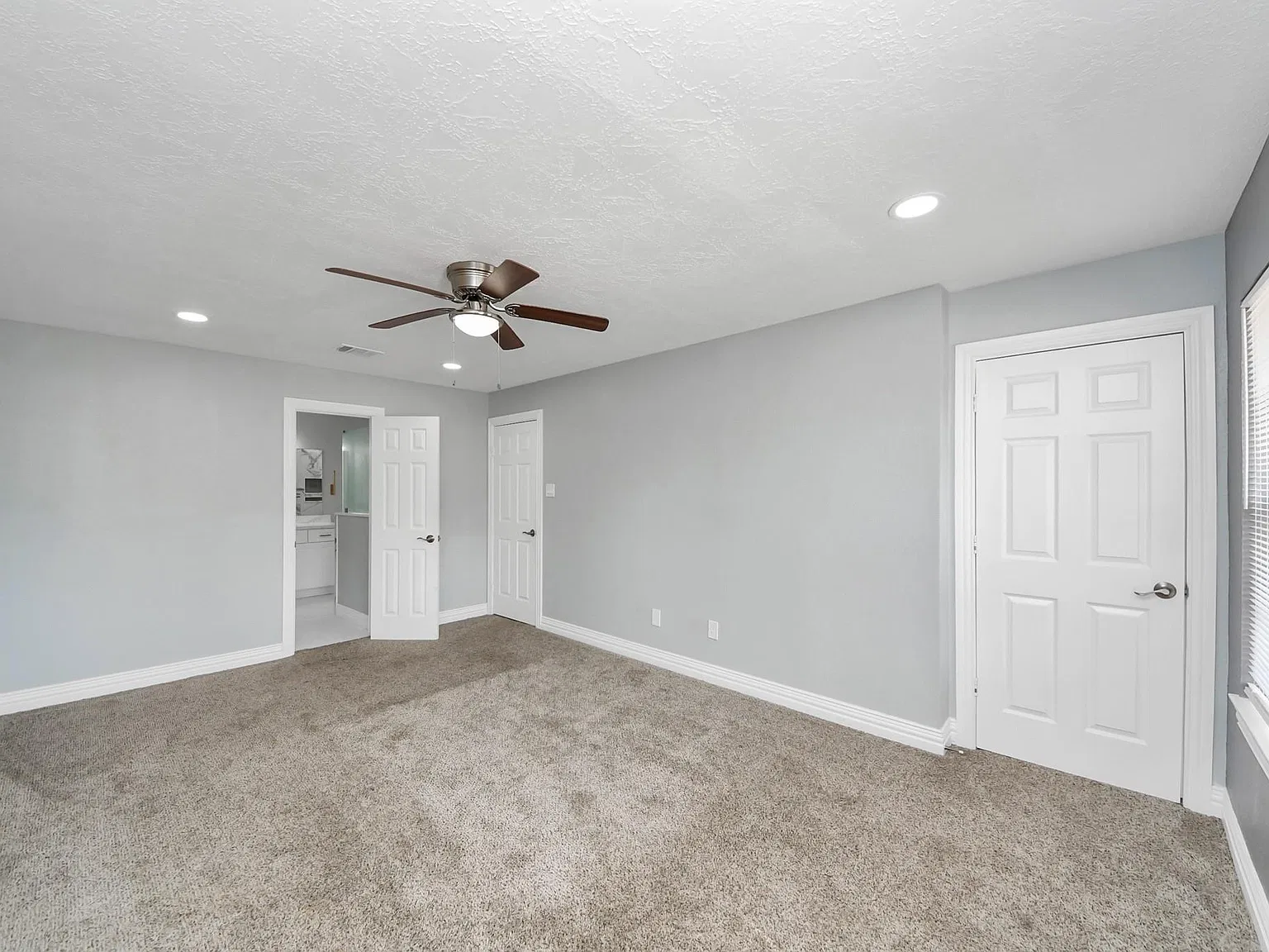 4 bed, 2.5 bath, 2144 sqft, $2,200 — Photo 4