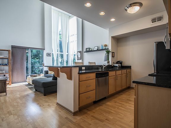 3rd image of 2121 S Kinnickinnic Ave Unit 102