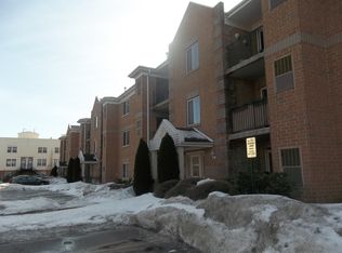 5351 NE River Rd APT 402, Chicago, IL 60656