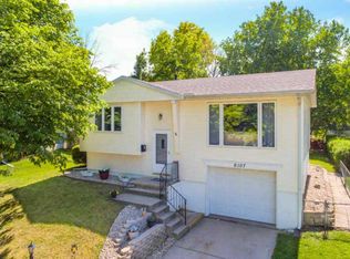 6107 N Devonshire Dr, Peoria, IL 61615