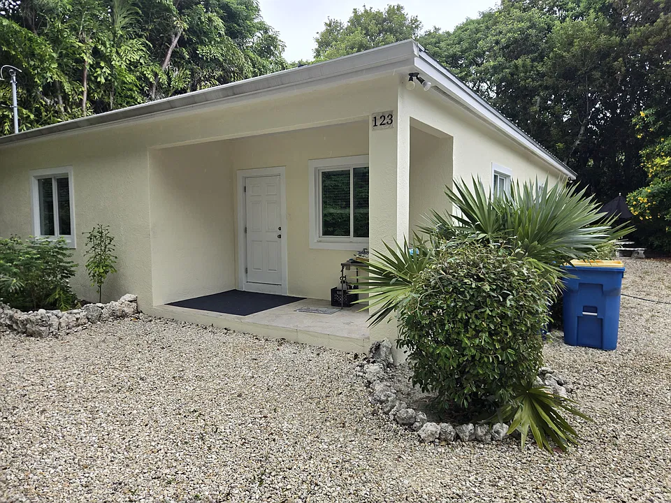 123 Royal Ln