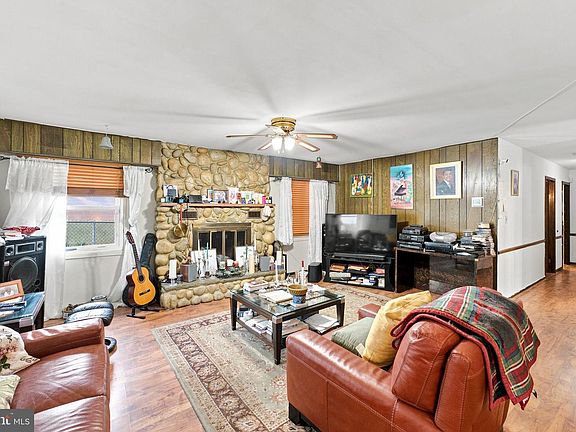 5th image of 9 Hancock Ln