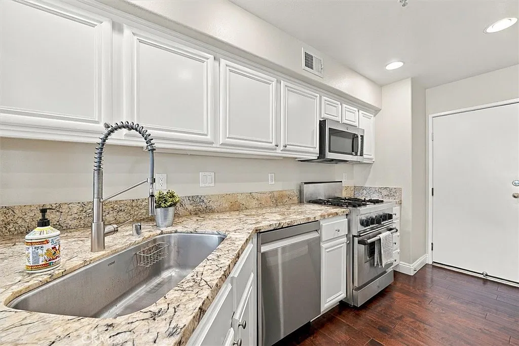 2 bed, 2.5 bath, 1012 sqft, $3,750 — Photo 3