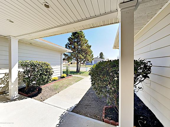 5th image of 290 Harrington Dr N