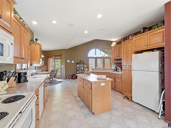 3rd image of 105 Lakeview Cir